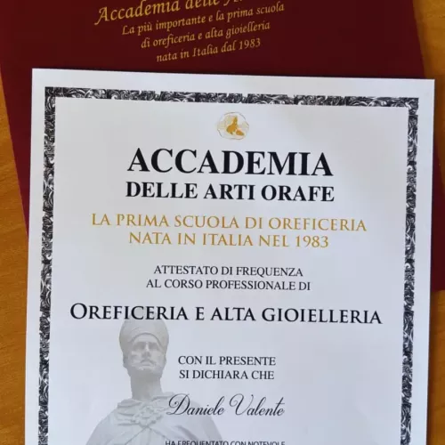 wp-content/uploads/2026/06/Attestato-di-frequenza-al-corso-professionale-di-Oreficeria-e-Alta-Gioielleria-di-Daniele-Valente.webp
