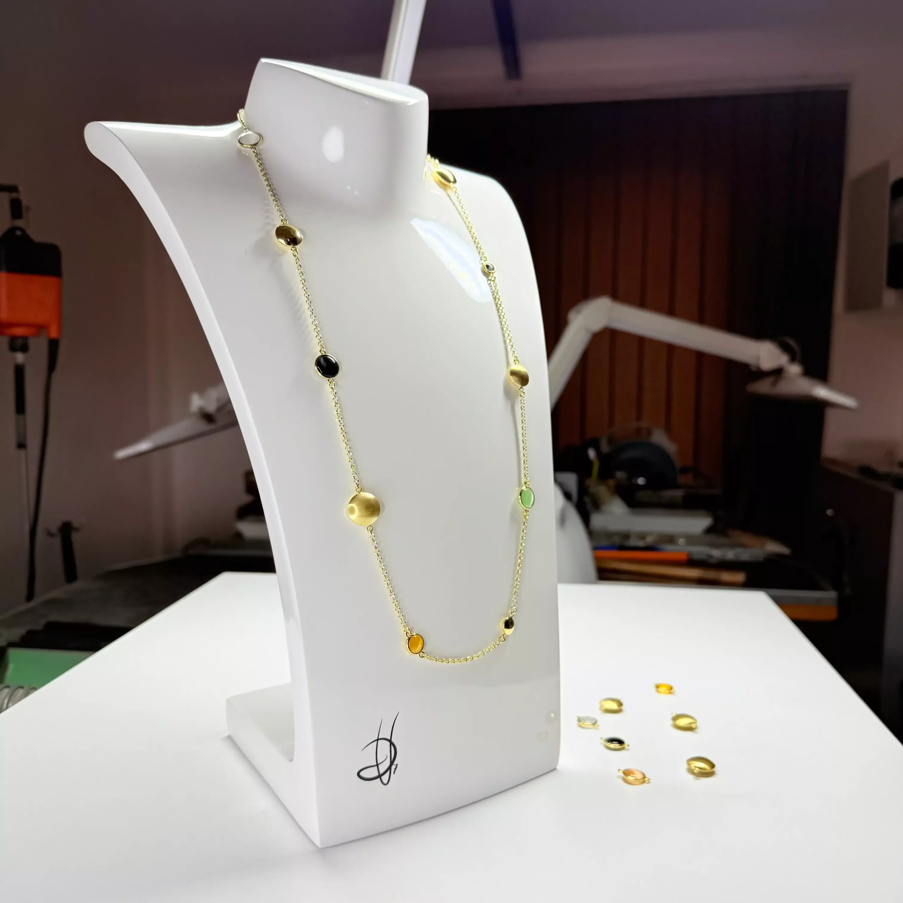 Collana lunga dorata - Linea Base Caramella